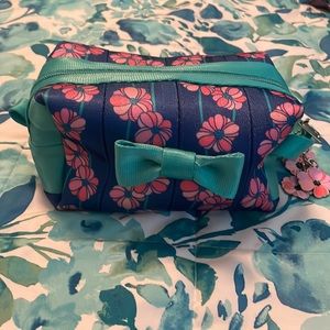 Harvey’s seatbelt bags Super Bloom Dopp kit